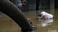 Sejumlah petugas mengoperasikan alat penyedot air di kawasan banjir Underpass Kemayoran, Jakarta, Jumat (28/2).