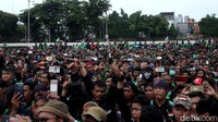 Seperti diketahui, pengemudi ojek online yang berdemo di Gedung DPR RI menuntut sejumlah hal. Mereka meminta ojek dilegalkan sebagai angkutan umum hingga menolak wacana pembatasan kendaraan roda dua di jalan nasional yang dilontarkan Komisi V DPR RI.