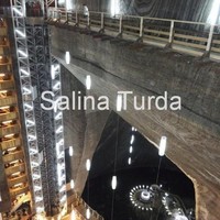 Sayangnya, taman hiburan bawah tanah ini hanya menyediakan satu buah lift kaca yang dapat membawa pengunjung untuk masuk dan keluar dari taman hiburan Salina Turda. Jadi jika kamu tidak ingin menunggu antrian yang terlalu panjang, maka kamu bisa menggunakan tangga tepat di sebelah lift yang disediakan oleh pihak taman hiburan ini. Foto: Dok. Salina Turda