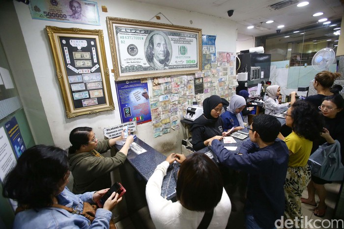 Wabah Corona tak hanya menjangkiti tubuh manusia, tetapi juga ke sektor keuangan global, termasuk Indonesia. Hal ini menyebabkan nilai tukar rupiah melemah terhadap dolar.