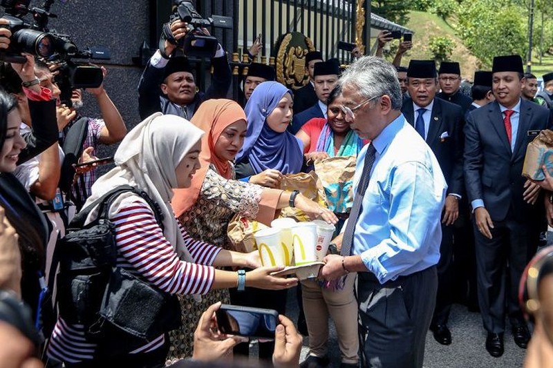 Wartawan Malaysia Dapat Makanan Gratis