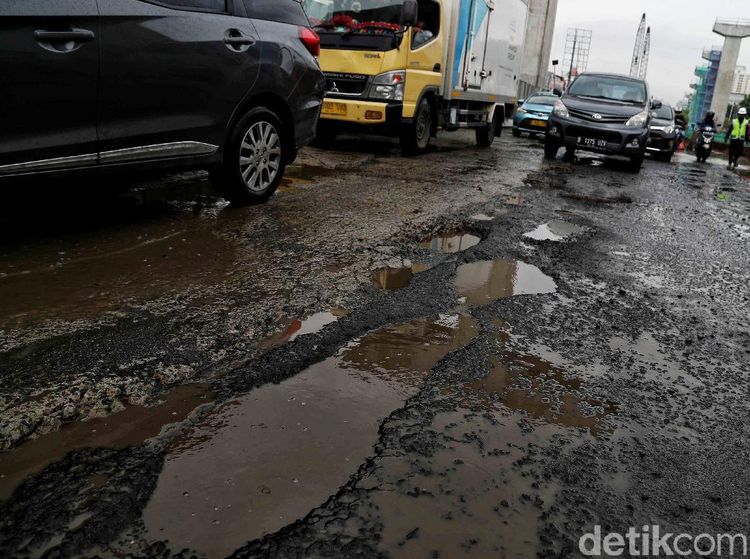 Habis Banjir Terbitlah Jalanan Berlubang