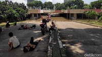 Petugas yang kelelahan tengah beristirahat.