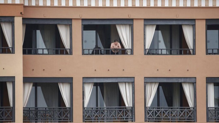 Ribuan tamu di hotel Spanyol dikarantina imbas corona usai seorang turis Italia dinyatakan positif COVID-19. Yuk, lihat aktivitas para turis selama dikarantina.