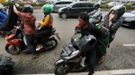 Ada Sweeping Aksi Demo, Ojol yang Narik Penumpang Ganti Jaket