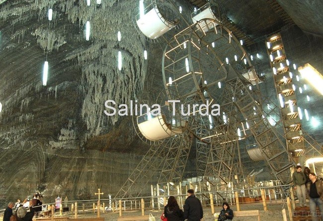 Setelah tak lagi menjadi tambang garam, gua ini sempat dimanfaatkan sebagai tempat persembunyian saat sedang terjadi Perang Dunia II. Namun sekarang, tempat yang bernama Salina Turda ini telah disulap menjadi sebuah taman hiburan bawah tanah yang sangat keren.  Foto: Dok. Salina Turda