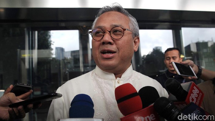 Ketua KPU Arief Budiman meninggalkan gedung KPK usai menjalani pemeriksaan. Ia diperiksa sebagai saksi dalam kasus suap PAW anggota DPR.