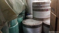 Gudang ini terdiri dari dua lantai. Terlihat lantai pertama untuk menimbun kardus dan lantai kedua untuk lokasi produksi.