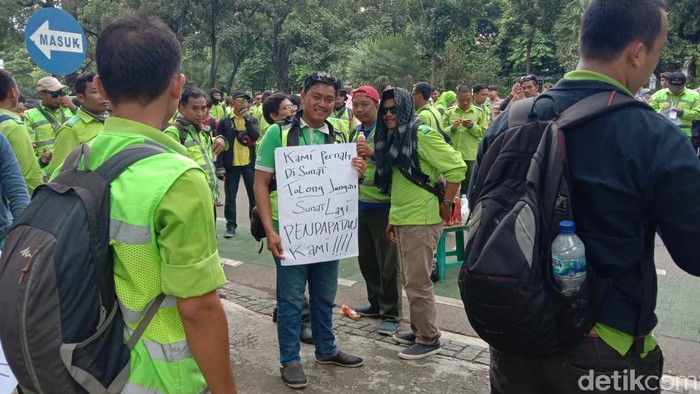 Demo Karyawan Gapura di Kementerian BUMN