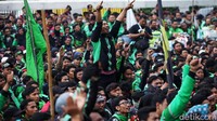 Massa aksi tetap bertahan meski gerimis mengguyur kawasan sekitar Gedung DPR.