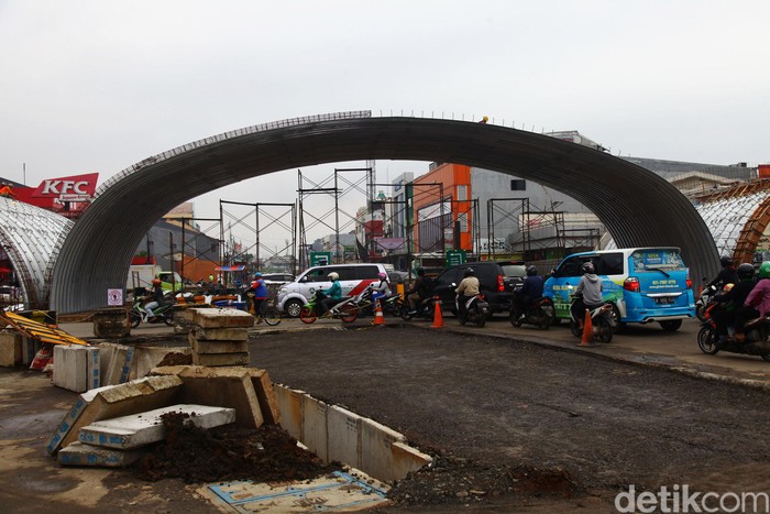 Proyek Flyover Gaplek Pamulang Sejumlah pekerja sedang menyelesaikan Proyek pembangunan fly over Gaplek di Pondok Cabe, Pamulang, Tangerang Selatan (Tangsel), Jumat (28/2/2020). Proyek yang ditarget rampung pada 2021 ini merupakan akses masyarakat dari arah Parung, Jawa Barat menuju DKI Jakarta yang panjangnya hampir 1 kilometer.