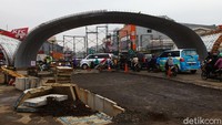 Sejumlah pekerja sedang menyelesaikan pembangunan Flyover Gaplek, Jumat (28/2/2020).