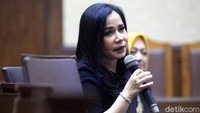 Penyanyi pop era 80-an Istiningdiah Sugianto atau akrab dipanggil Iis Sugianto menjadi saksi dalam sidang kasus suap pembelian mesin pesawat dari Rolls-Royce yang menjerat Emirsyah Satar dan Soetikno Soerdjo di Pengadilan Tipikor Jakarta, Jumat (28/2/2020).