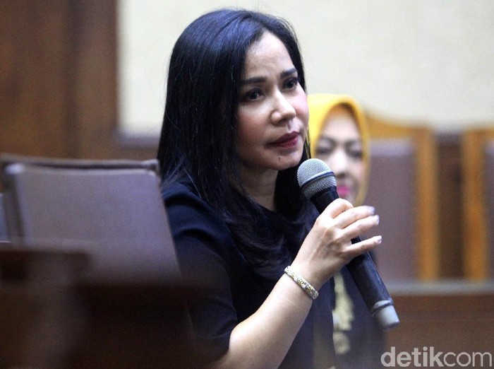 Iis Sugianto Bersaksi Sidang Kasus Suap Garuda Penyanyi pop era 80-an Iis Sugianto bersaksi di sidang kasus Garuda. Selain Iis Sugianto, sejumlah saksi lain turut dihadirkan dalam sidang kasus suap tersebut.