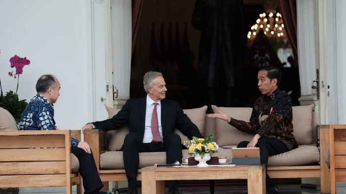 Jokowi Sambut Hangat Tony Blair dan Bos Softbank di Istana