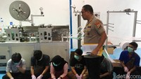 Kabid Humas Polda Metro Jaya Kombes Yusri Yunus hadir dalam penggerebekan pabrik alat kesehatan yang menimbun masker tanpa SNI tersebut.