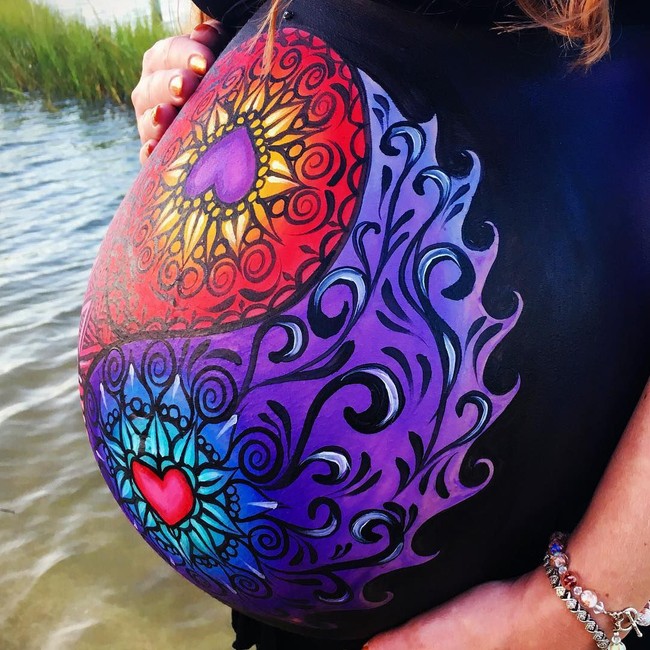 Berbeda dari biasanya, beberapa wanita memilih memamerkan kehamilannya lewat lukisan. Foto: Instagram/@heatherslivingart