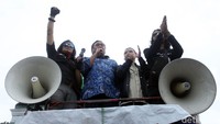 Pantauan detikcom di depan gedung MPR/DPR, Jalan Gatot Subroto, Senayan, Jakarta, Jumat (28/2/2020), Dasco dan Rachmat menemui para Ojol pukul 15.30 WIB.