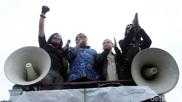 Dua Wakil Ketua DPR RI temui massa ojek online yang demo di depan gedung parlemen. Mereka menyatakan akan menampung aspirasi para ojol.