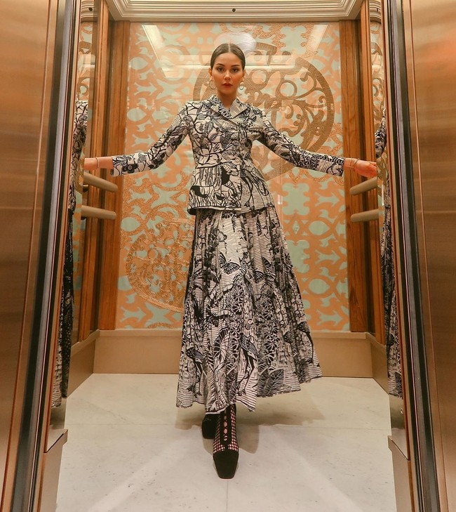 Tidak berprofesi sebagai artis, Alyssa Daguise, populer di media sosial. Dia memiliki gaya stylish yang kerap mendapat pujian dari ratusan ribu pengikutnya di Instagram.Foto: Instagram @alyssadaguise