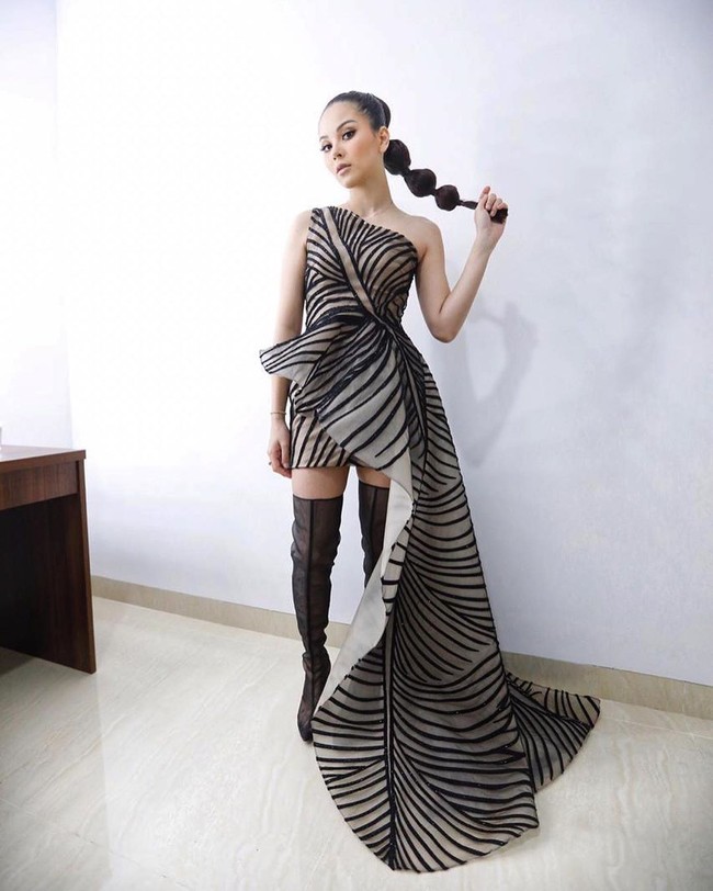 Alyssa Daguise yang populer di Instagram dengan followers lebih dari 786 ribu itu tampil memesona dalam balutan gaun couture dari brand MaisonMet karya desainer Mety Choa. Foto: Instagram @alyssadaguise