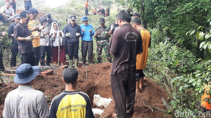 Delapan jenazah yang dievakusi dari tebing yang longsor dimakamkan.