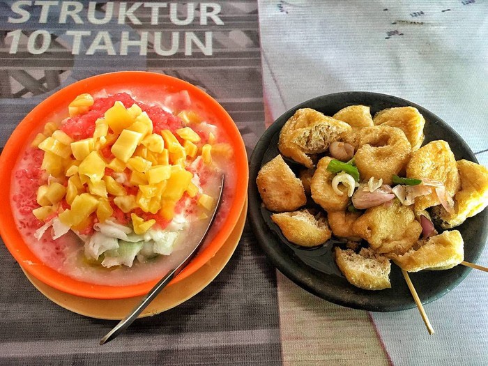 Making Indonesian Food Tahu Gejrot traditional from Cirebon and lots of tofu