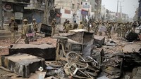 Saksi mata mengatakan petugas kepolisian di lokasi tidak berbuat banyak untuk menghentikan umat Hindu yang menyerang demonstran Muslim. AP Photo/Altaf Qadri.