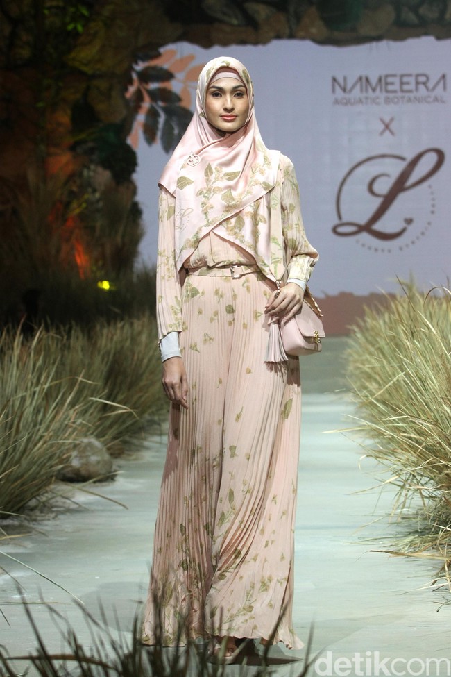 Kita nggak menggunakan kimia, untuk warnanya itu menggunakan daun. Kain terus pakai daun ditempel-tempel. Yang bikin aku suka banget ini tuh pewarnanya benar-benar alami. Yang kedua bahannya untuk mengeringkan itu nggak pakai mesin jadi benar-benar disimpan pakai tenaga matahari, kainnya ditaruh, langsung kering itu benar-benar dari matahari, ujar Bella. Foto: Mohammad Abduh/Wolipop