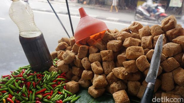 Huaah! Sengatan Dahsyat Tahu Gejrot Bang Jack yang Eksis Sejak 2007