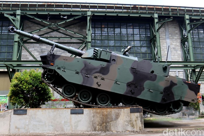 Filipina Belanja Alutsista Buatan Indonesia Rombongan Delegasi Filipina berkunjung ke PT Pindad (Persero) untuk membeli alutsista. Mereka pun takjub melihat kemampuan Tank Harimau made in Bandung.