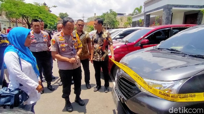 Polisi menangkap empat dari lima pelaku dalam kasus pengelapan mobil di Surabaya. Ada 23 mobil yang diamankan.
