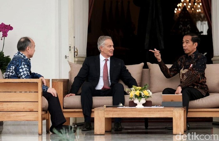 Presiden Joko Widodo bertemu Tony Blair dan CEO Softbank Masayoshi Son di Istana Kepresidenan. Pertemuan itu berkaitan dengan pembangunan ibu kota negara baru.