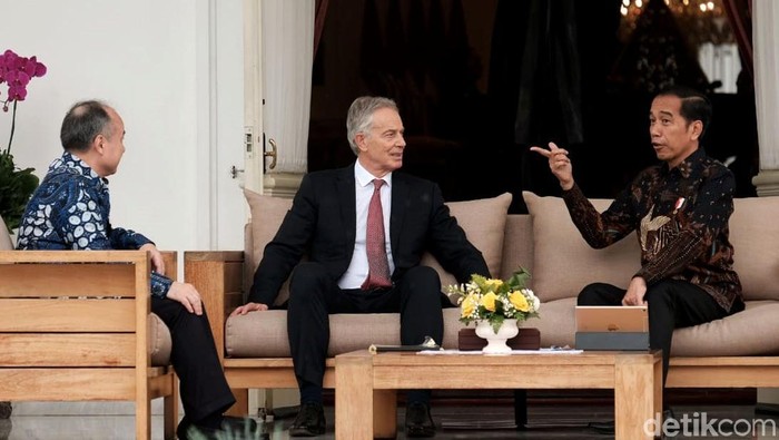 Presiden Joko Widodo bertemu Tony Blair dan CEO Softbank Masayoshi Son di Istana Kepresidenan. Pertemuan itu berkaitan dengan pembangunan ibu kota negara baru.