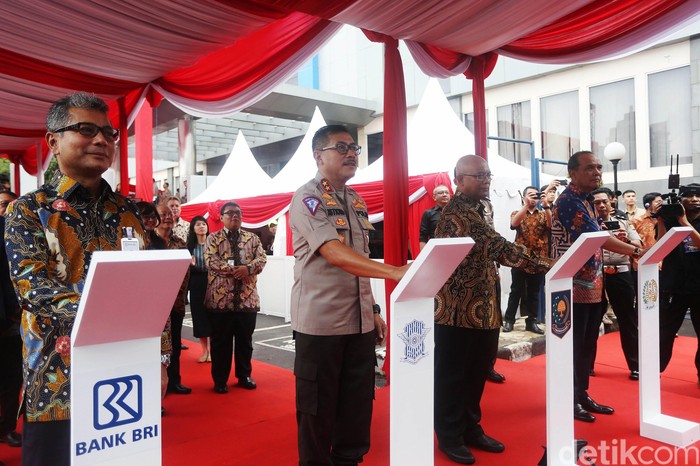 Korlantas Polri Resmikan SIM Internasional Online Kakorlantas Irjen Pol Istiono meresmikan layanan Surat Izin Mengemudi (SIM) Internasional online di Jakarta, Jumat (28/2/2020). SIM Internasional ini berlaku selama 3 tahun dan bisa digunakan di 188 negara.