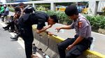 Massa Pengemudi Ojol Salat Jumat di Depan Gedung DPR