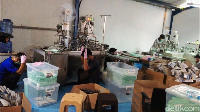 Tim Direktorat Reserse Narkoba Polda Metro Jaya melakukan penggerebekan terhadap sebuah pabrik alat kesehatan yang menimbun masker tanpa standar nasional Indonesia (SNI) di Cakung, Jakarta Utara, Jumat (28/2/2020). Sejumlah barang bukti dan pekerja diamankan.