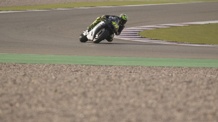 Rossi DOHA, QATAR - FEBRUARY 22: Valentino Rossi of Italy and Monster Energy Yamaha MotoGP Team rounds the bend during the MotoGP Tests at Losail Circuit on February 22, 2020 in Doha, Qatar. (Photo by Mirco Lazzari gp/Getty Images)