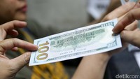 Sementara dalam setahun, rupiah melemah 2,03 persen.