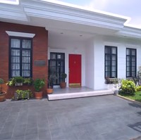 Cas juga menyelipkan gaya rumah di Notting Hill, London. Itu kenapa pintunya berwarna merah, kata Rianti saat dikunjungi tim The Project Trans TV. Foto: Screenshot YouTube/ The Project Trans TV