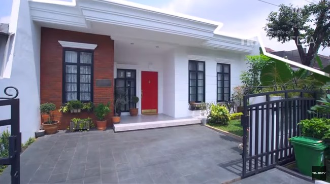 Cas juga menyelipkan gaya rumah di Notting Hill, London. Itu kenapa pintunya berwarna merah, kata Rianti saat dikunjungi tim The Project Trans TV. Foto: Screenshot YouTube/ The Project Trans TV