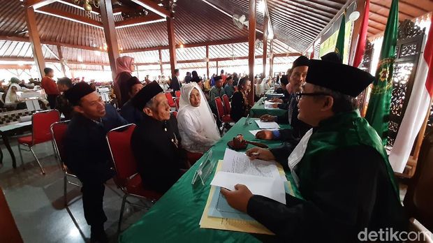 Sah! Kakek-Nenek Bercicit 1 Ini Ikut Nikah Massal di Banyumas