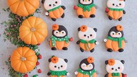 Ketika membentuk karakter tersebut, Katrina juga menyesuaikan dengan momen. Misalnya kala hari Halloween, ia membuat karakter panda dengan nuansa labu oranye yang biasa hadir pada perayaan halloween. Foto: Instagram @sugardevotion