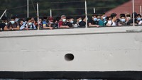 Mereka akan melalui beberapa prosedur, di antaranya pemeriksaan suhu tubuh, penyemprotan desinfektan, dan mengganti pakaian lama dengan pakaian baru. ANTARA FOTO/Akbar Nugroho Gumay.