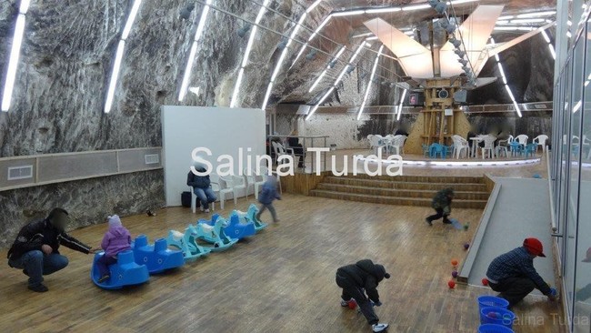 Uniknya lagi, udara di dalam taman hiburan Salina Turda ini juga dipercaya memiliki beberapa manfaat bagi kesehatan. Beberapa orang mengatakan bahwa udara di dalam gua garam ini dapat membantu mengobati penyakit asma, demam, penyakit kulit dan pernapasan. Tertarik berkunjung? Foto: Dok. Salina Turda