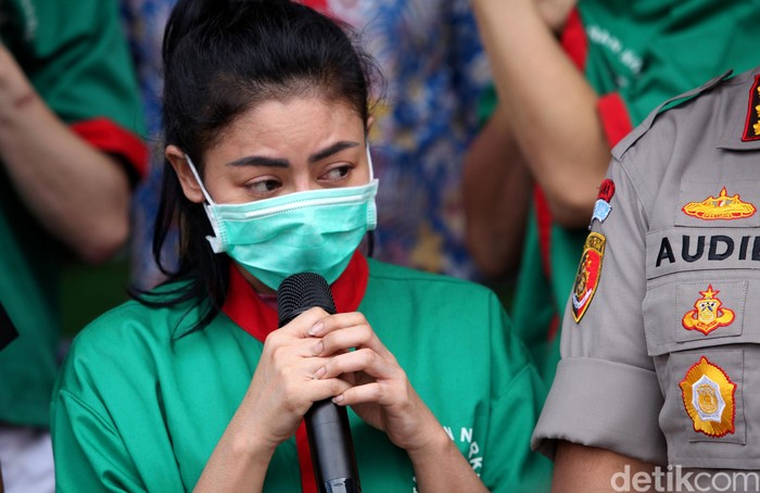 Artis Vitalia Sesha meminta maaf kepada keluarga dan masyarakat. Ia minta maaf karena mengonsumsi narkoba dan janji tak akan mengulangi perbuatannya tersebut.