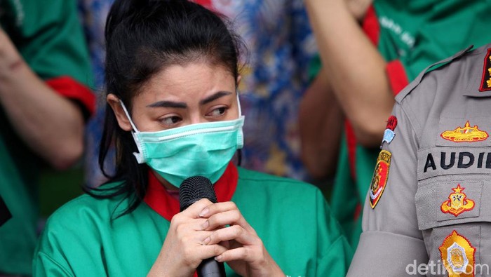 Artis Vitalia Sesha meminta maaf kepada keluarga dan masyarakat. Ia minta maaf karena mengonsumsi narkoba dan janji tak akan mengulangi perbuatannya tersebut.