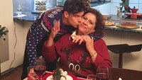 Pria kelahiran 28 Februari 1992 juga termasuk orang yang penyayang. Bahkan ia sering mengajak ibu tercinta untuk makan bersama di restoran. Seperti yang tampak di foto ini, dalam rangka merayakan natal, Rudy ajak sang Ibu makan di restoran pizza. Foto: Instagram @rudymancuso