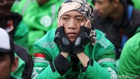 Peserta demo memakai jaket Ojol, beberapa ada yang memakai rompi berwarna hitam bertuliskan asal serikat-nya seperti dari Banten, Jawa Timur, Jawa Tengah dan daerah lainnya.