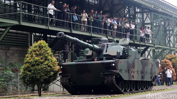 Rombongan Delegasi Filipina berkunjung ke PT Pindad (Persero) untuk membeli alutsista. Mereka pun takjub melihat kemampuan Tank Harimau made in Bandung.